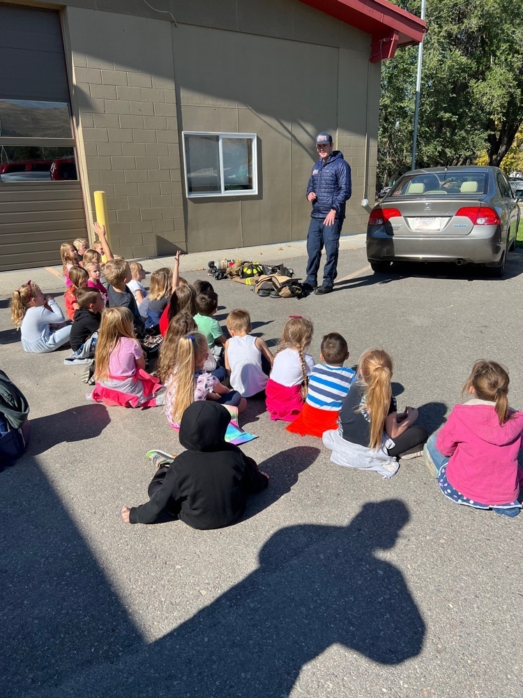 Kids listen to firefighters 